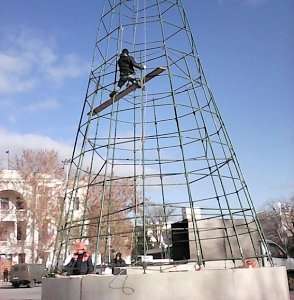 На площади Нахимова устанавливают новогоднюю елку