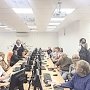 Глава ПФР Антон Дроздов посетил курсы компьютерной грамотности для пенсионеров