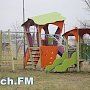 В Керчи на Ворошилова установили новую детскую площадку в грязь
