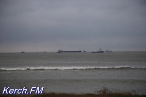 В Керчи в шторм рыбака на лодке унесло в море