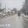 В Керчи коммунальщики посыпают дороги