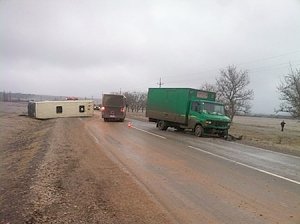 В Крыму на трассе из-за гололеда перевернулся автобус