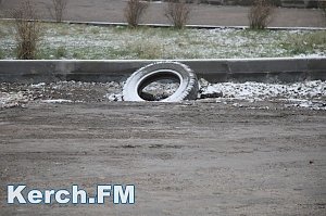 В Керчи около остановки «Казакова» перекрыли часть дороги