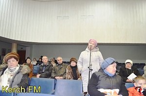 В полупустом зале управляющие компании отчитались перед керчанами