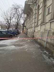 Обрушившиеся элементы отделки здания минстроя Крыма задели припаркованный рядом автомобиль