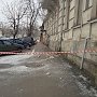 Обрушившиеся элементы отделки здания минстроя Крыма задели припаркованный рядом автомобиль