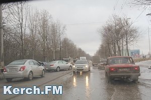 В Керчи на Генерала Петрова из-за огромной лужи произошла авария