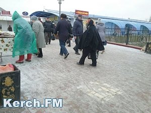 В Керчи на мосту у центрального рынка образовался каток