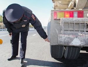 Дорожные полицейские Ленинского района провели акцию «Жизнь дороже шин!»