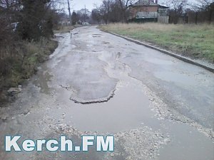 В Керчи несколько месяц по улице течет питьевая вода