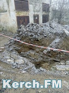 В Керчи после работ водоканала на месте снова появилась огромная яма