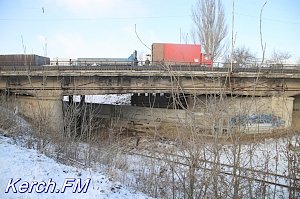 В Керчи продолжается ремонт Аршинцевского моста