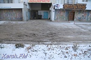 В Керчи водоканал «разворотил» пешеходную дорожку, — читатели