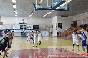 Баскетболисты из Ялты уходят на праздничный перерыв лидерами чемпионата Крыма