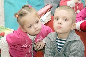 Владимир Константинов поздравил маленьких пациентов Республиканской детской клинической больницы с Днем Святителя Николая Чудотворца