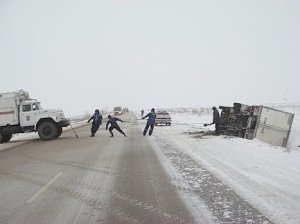 В Крыму из-за гололеда перевернулся бензовоз