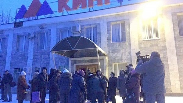 Чрезвычайная ситуация в Гуково: на встречу с депутатами-коммунистами шахтёров не пускает полиция и казаки