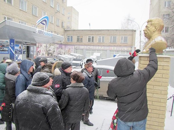 «Память о нем взывает к борьбе!». Тамбовские коммунисты возложили цветы к памятнику И.В. Сталина