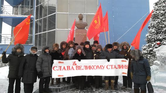 В день рождения И.В. Сталина якутские коммунисты возложили цветы к его памятникам в Якутске и Мирном