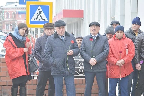 Республика Дагестан. Возложение цветов к мемориальной доске в день рождения Сталина