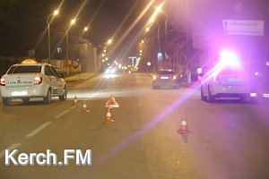 В Керчи мужчина упал на движущийся автомобиль, — очевидцы