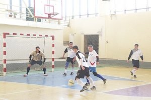 Победой Госсовета закончилась товарищеская встреча по мини-футболу между сборными командами крымского парламента и Первомайского района