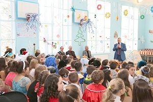 Владимир Константинов поздравил школьников с предстоящими новогодними праздниками (ФОТОРЕПОРТАЖ)