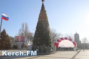 В Керчи на площади установили сцену для новогодних мероприятий