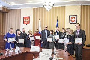 Аксёнов вручил музыкальным школам сертификаты на покупку новых инструментов