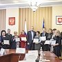 Аксёнов вручил музыкальным школам сертификаты на покупку новых инструментов