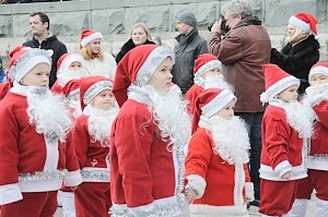 В Ялте нашествие Дедов Морозов. 600 человек с бородой из ваты прошли по городу