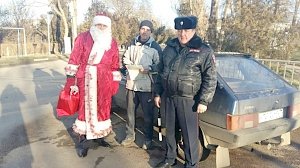 В Ленинском районе полицейские и общественники вручали водителям подарки