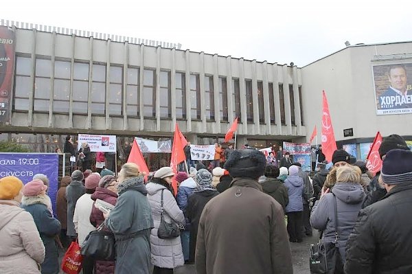 «Пусть Медведев зимой спит, а народу пора пробудиться». В Калининграде прошёл митинг КПРФ против социальной политики властей