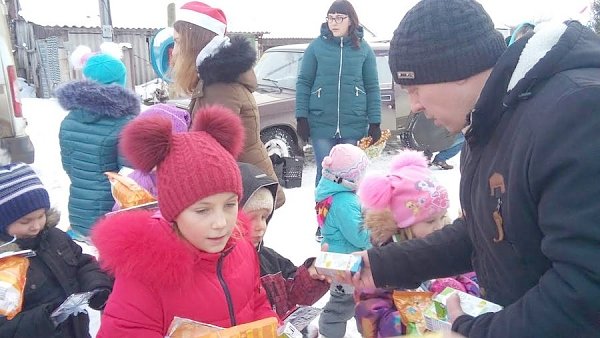 Комсомольцы Липецкого ОК КПРФ организовали новогодний утренник в маленьком селе