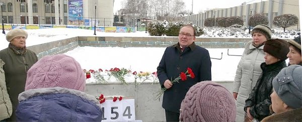 Курск. Н.Н. Иванов возложил цветы к импровизированному мемориалу памяти погибших в катастрофе самолета Ту -154
