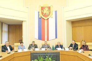 Мировые судьи Республики Крым получили служебные удостоверения из рук Владимира Константинова