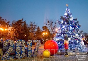 В Евпатории к Новому году украсили главную городскую площадь