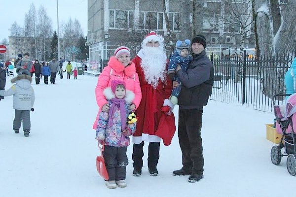 Республика Коми. Комсомольский Дед Мороз поздравил сыктывкарских детей с наступающим Новым годом