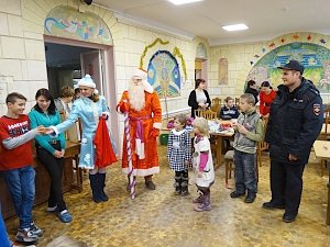В Ленинском районе Севастополя Полицейский Дед Мороз поздравил детей с наступающим Новым годом