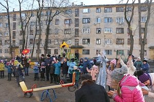 В Керчи в одном из дворов Аршинцево установили новую детскую площадку