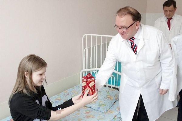 Курск. Н.Н. Иванов вручил новогодние подарки пациентам детской больницы