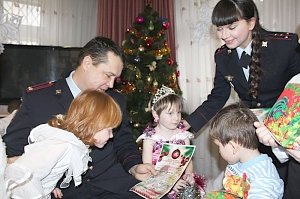 В Севастополе при поддержке Общественного совета продолжается акция «Полицейский Дед Мороз»