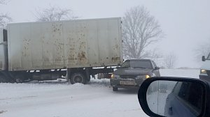 На керченской трассе в аварию попал рейсовый автобус и фура