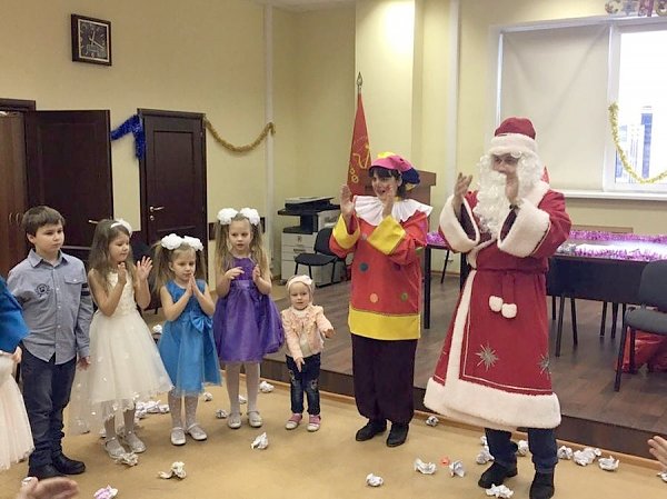 Коммунисты Воронежа организовали новогодний утренник для детей в помещении обкома КПРФ