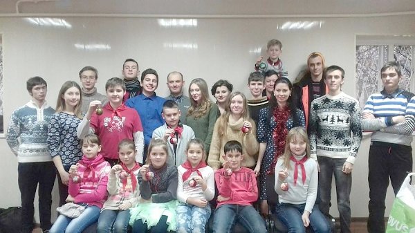 "Мы сильны нашей верною дружбой". Севастопольские пионеры и комсомольцы за праздничным новогодним столом подвели итоги 2016 года