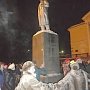 Ивановская область. Жители Вичуги второй год игнорируют главную городскую ёлку и водят новогодние хороводы вокруг… памятника Ленину