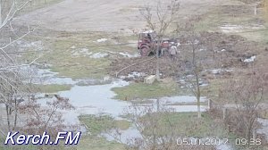 В Керчи водопроводная вода затопила школьный стадион