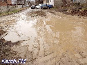 В Керчи целая улица утопает в грязи