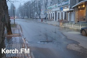 В Керчи по улице Пирогова течет канализация