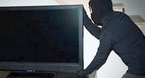 В Ленинском районе парень украл телевизор на глазах у хозяина дома